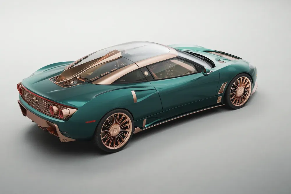 Voiture sport Spyker C8 Preliator vert, design aérodynamique et jantes dorées.