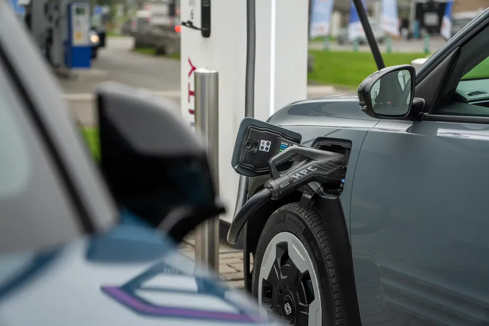 Elektrische Hyundai auto laadt op bij moderne openbare laadpaal.