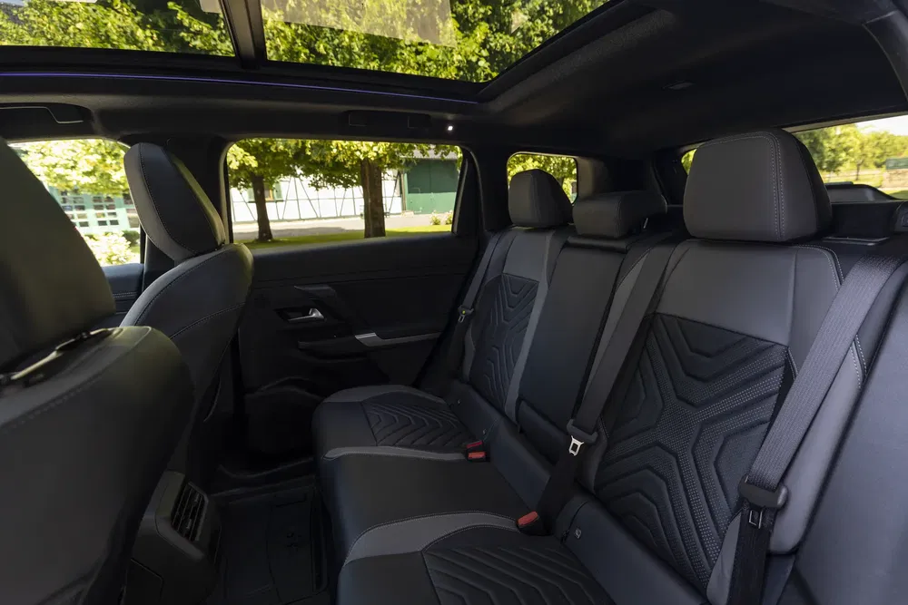 Intérieur d'un SUV moderne avec sièges arrière en cuir et toit ouvrant panoramique.