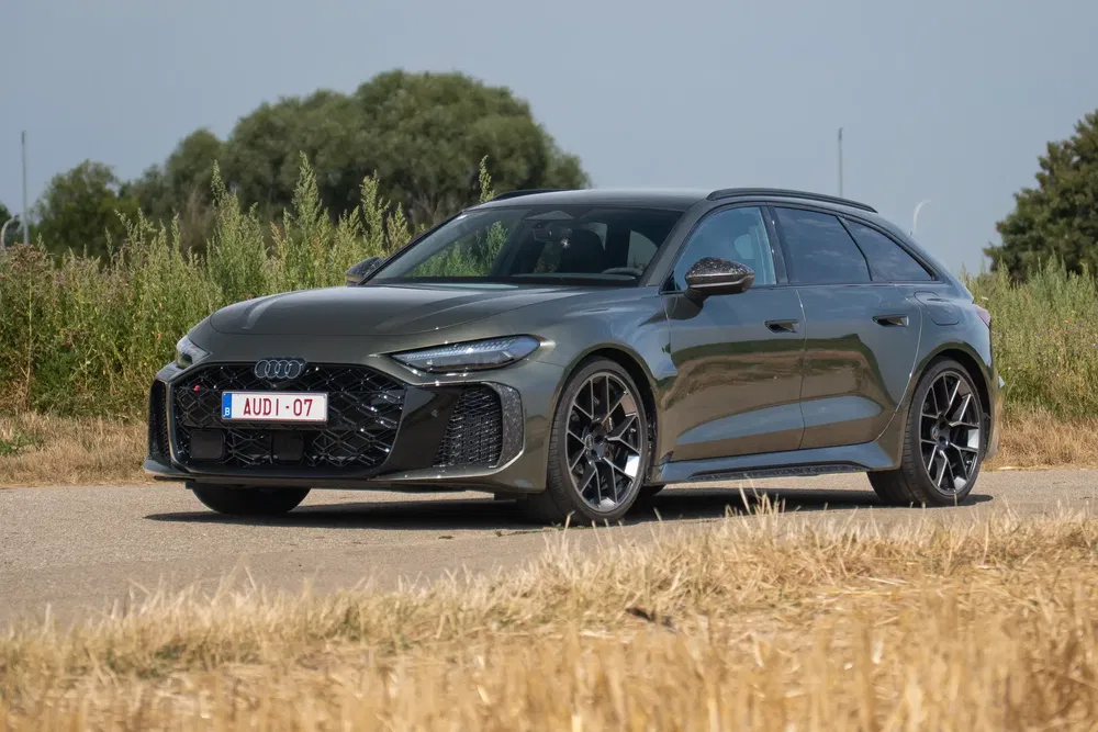 Moderne Audi op plattelandsweg, sportief en stijlvol ontwerp.