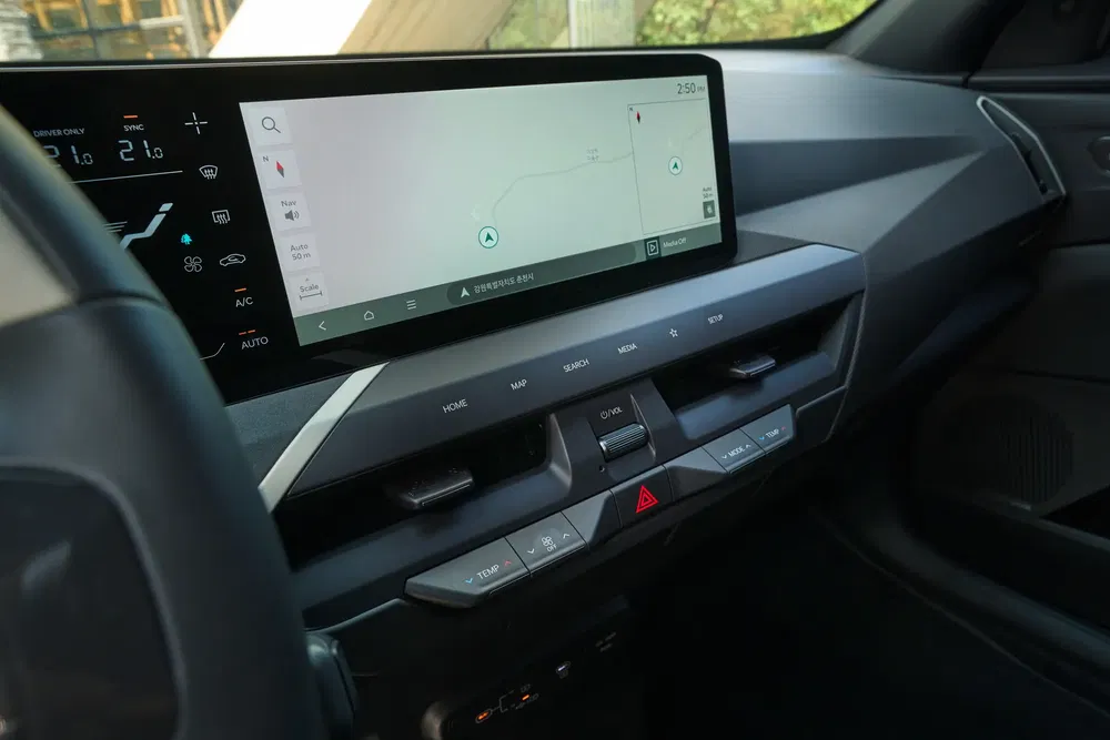 Modern interieur met touchscreen-infotainmentscherm op dashboard, geïntegreerde bedieningsknoppen.