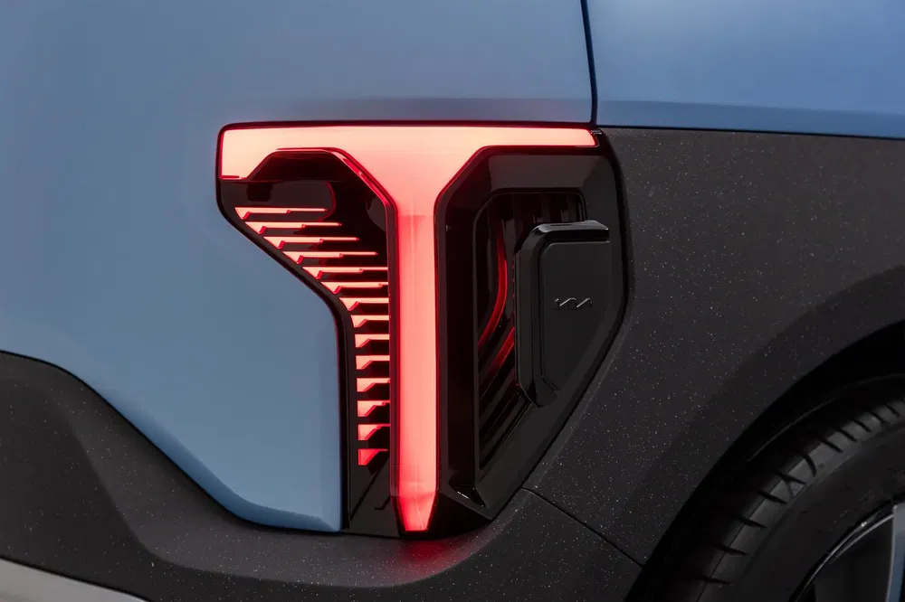 Opvallende achterlicht van een Kia-auto, met modern design en heldere rode LED-verlichting.