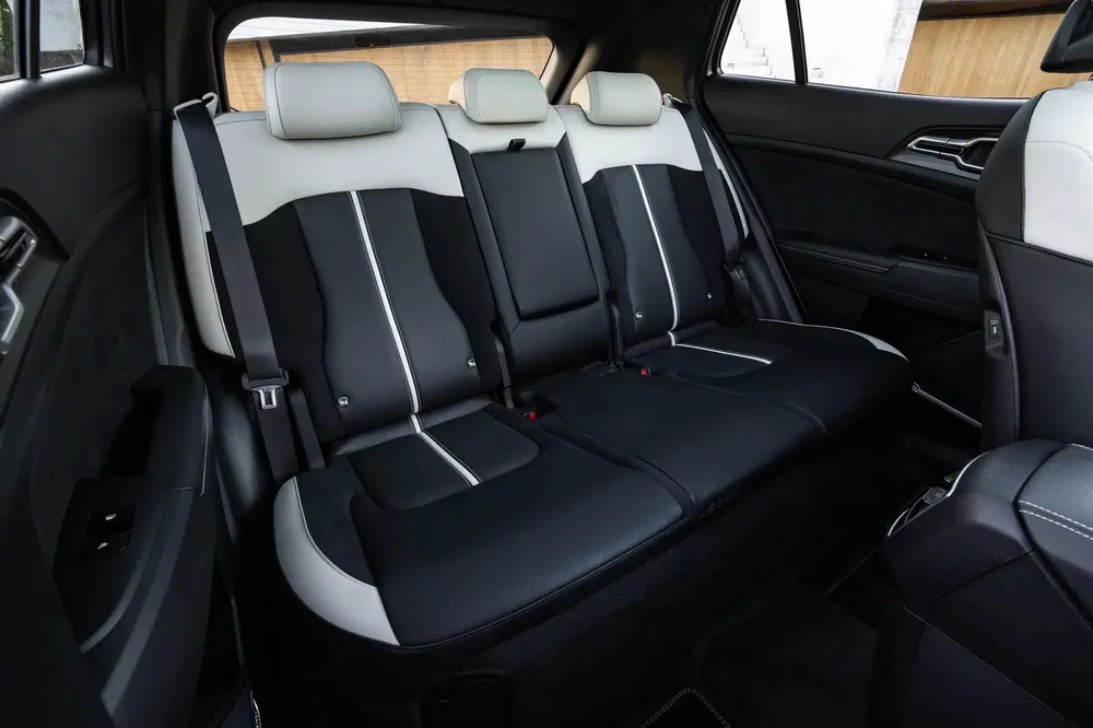 Intérieur spacieux de la Kia XCeed 2022 avec sièges arrière en cuir noir et blanc.
