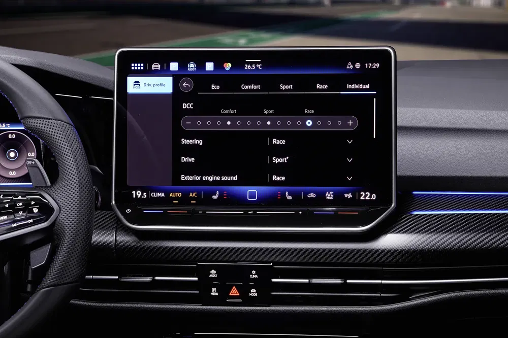 Moderne digitale dashboard van de Volkswagen Golf met aangepaste rijopties.