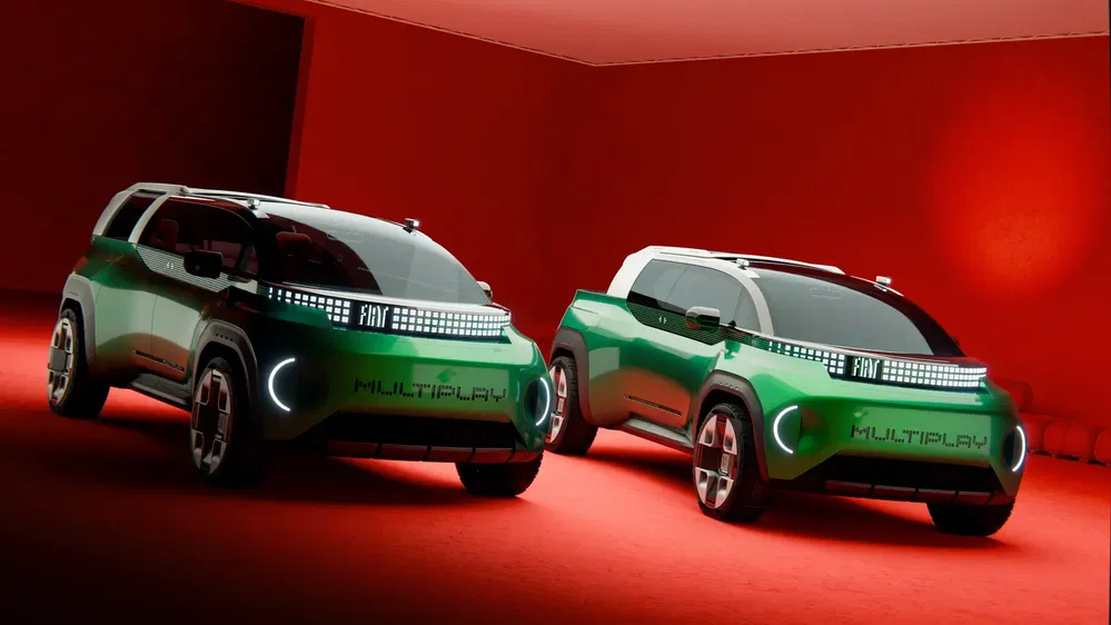 Groene FIAT Multiplay SUV-concept in een moderne rode ruimte.