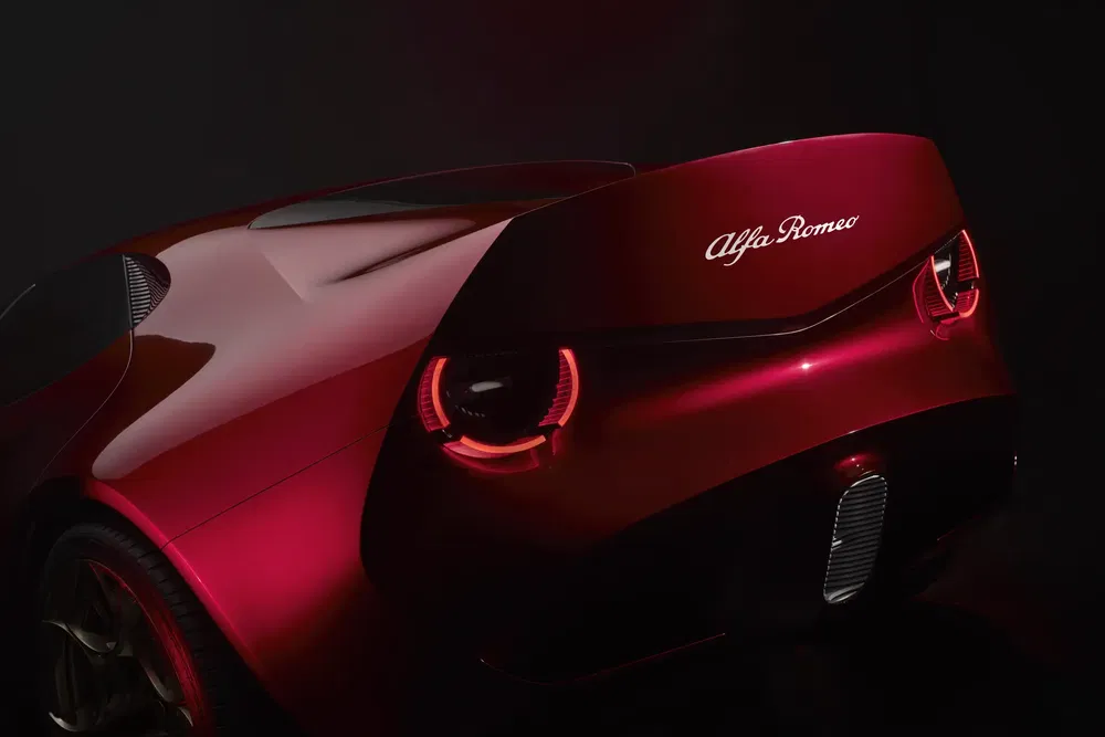 Vue arrière de l'Alfa Romeo moderne avec éclairage LED distinctif, carrosserie rouge élégante.