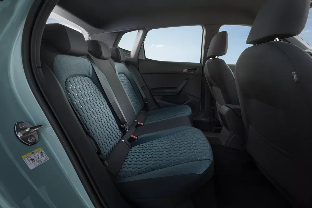 Interieur van een Skoda auto met blauwe stoffen achterstoelen en modern ontwerp.