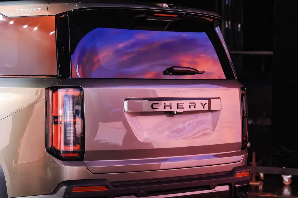 Arrière du SUV Chery Tiggo X7 avec éclairage moderne et reflet coloré sur la vitre.