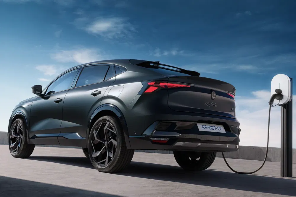 Moderne elektrische auto aan het opladen, Renault Rafale, onder een heldere blauwe lucht.