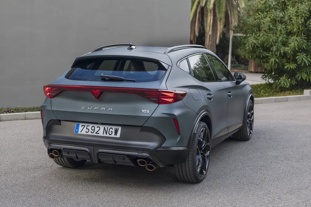 Vue arrière d'une Cupra Formentor VZ5 grise, design dynamique et moderne.