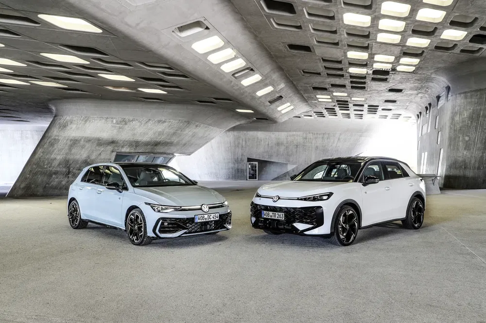 {"fr":"Deux Volkswagen nouvelles modèles dans un garage moderne illuminé, design futuriste.","nl":"Twee nieuwe Volkswagen modellen in een verlichte moderne garage met futuristisch ontwerp."}