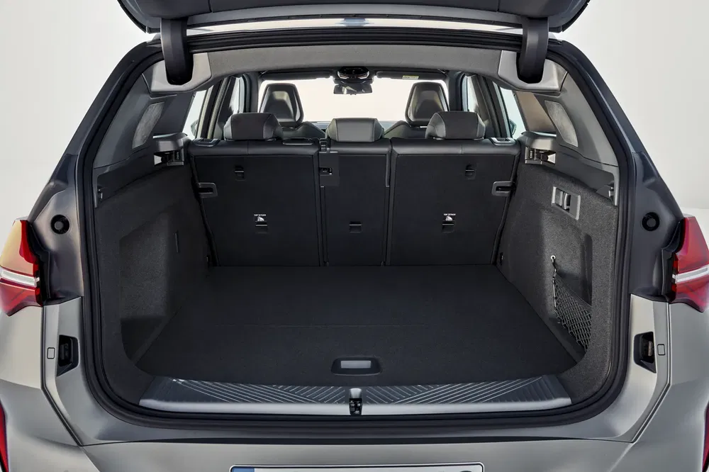 Coffre spacieux du BMW X3 avec sièges rabattables, offrant un grand espace de chargement.