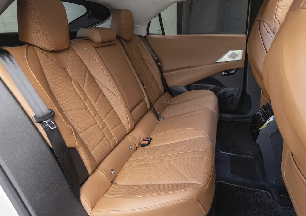 Achterkant Lexus interieur, bruine lederen stoelen, comfortabele ruimte en elegant ontwerp.