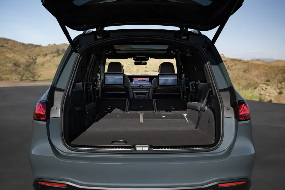 Coffre spacieux d'un SUV moderne avec sièges rabattables et vue sur écran arrière.