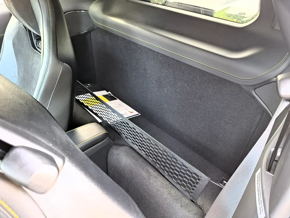 Interieur van de Lotus Evora met achteropslag en beschermnet.