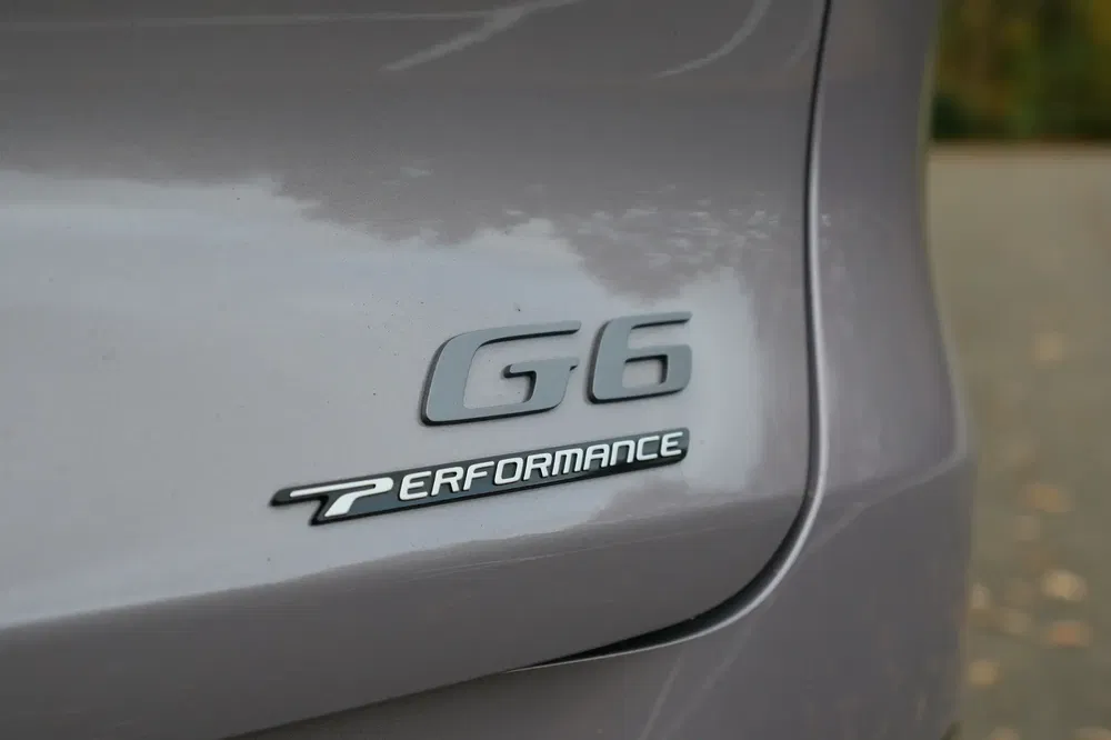Zoom sur l'emblème G6 Performance sur une carrosserie argentée.