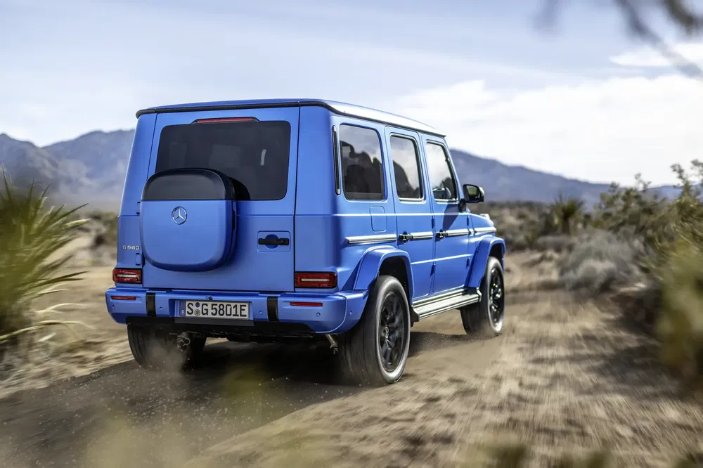 Mercedes-Benz Classe G électrique en bleu roulant dans le désert.