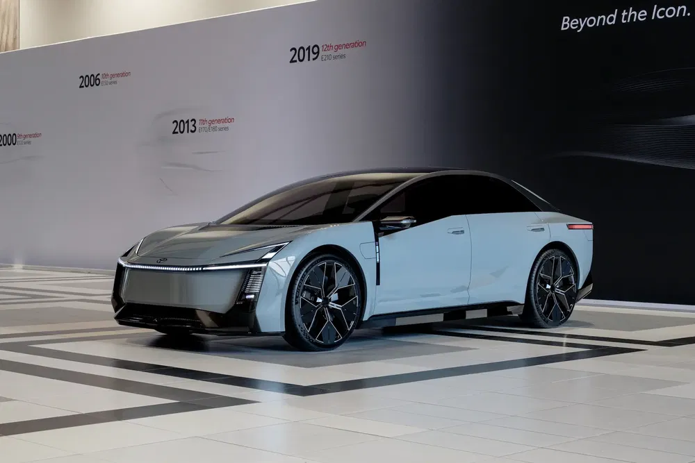 Concept car Toyota électrique au design futuriste exposé dans une salle moderne.