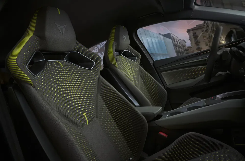 Intérieur Cupra avec sièges sport en fibre de carbone et accents verts vibrants.