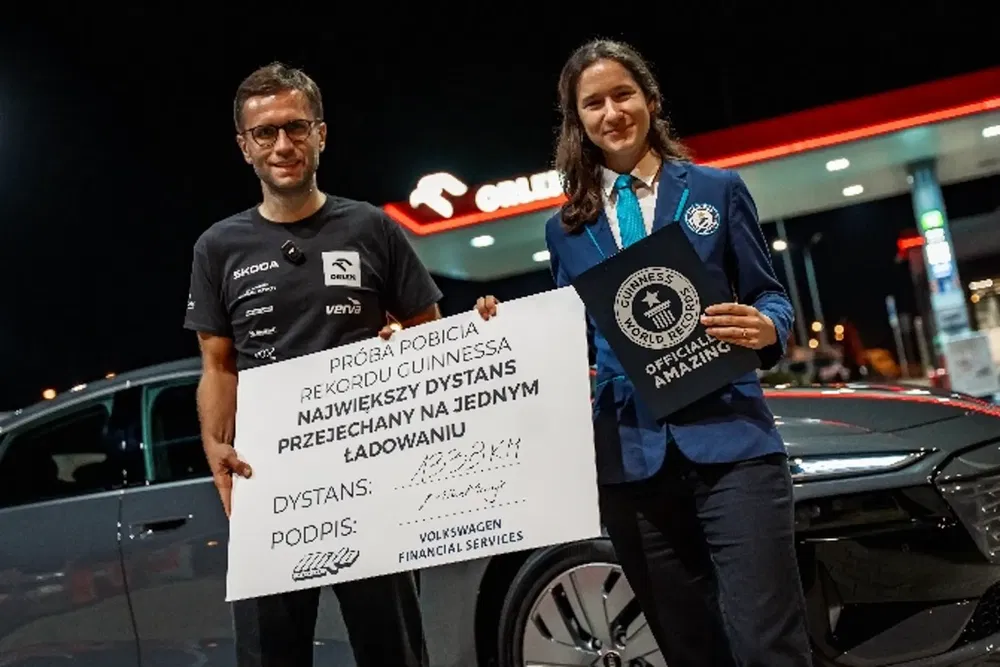 {"fr":"Tentative de record Guinness chez Orlen avec une voiture électrique, sous une station nocturne.","nl":"Guinness-recordpoging bij Orlen met elektrische auto, onder een nachtelijk tankstation."}