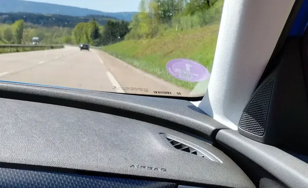 {"fr":"Vue intérieure d'une Audi A4 sur une route ensoleillée, forêt en arrière-plan.","nl":"Interieur van een Audi A4 op een zonnige weg, bos op de achtergrond."}