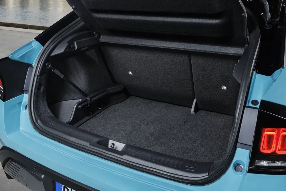 Ruime kofferbak van een blauwe elektrische Renault met nette interieurafwerking.
