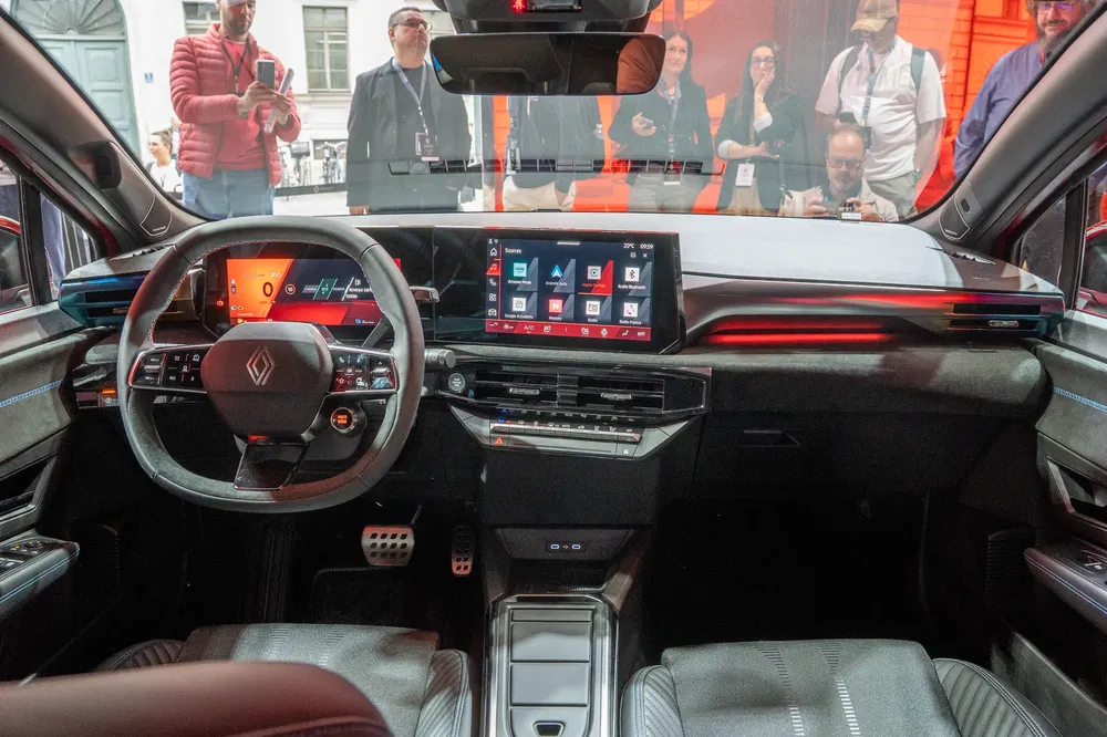 Interieur van de Renault Espace, modern digitaal dashboard en ergonomisch stuur.