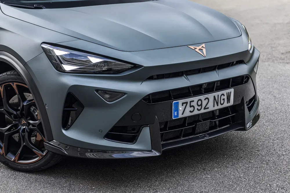 Avant agressif d'une Cupra, calandre sportive et plaque espagnole visible.