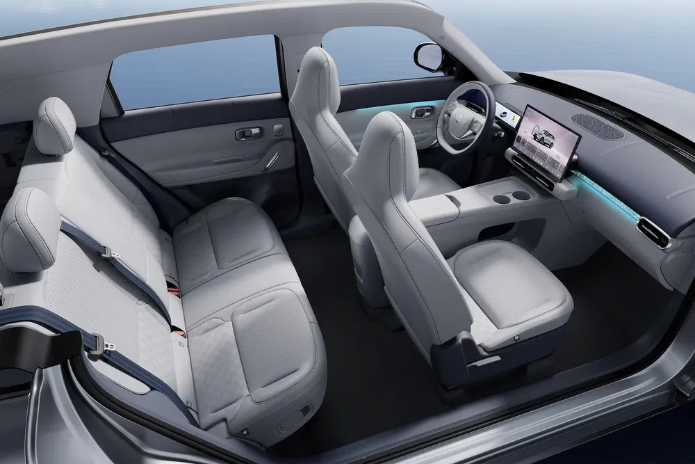 {"fr":"Intérieur moderne de voiture électrique avec sièges en cuir blanc et tableau de bord numérique.","nl":"Moderne interieur van elektrische auto met witte lederen stoelen en digitaal dashboard."}