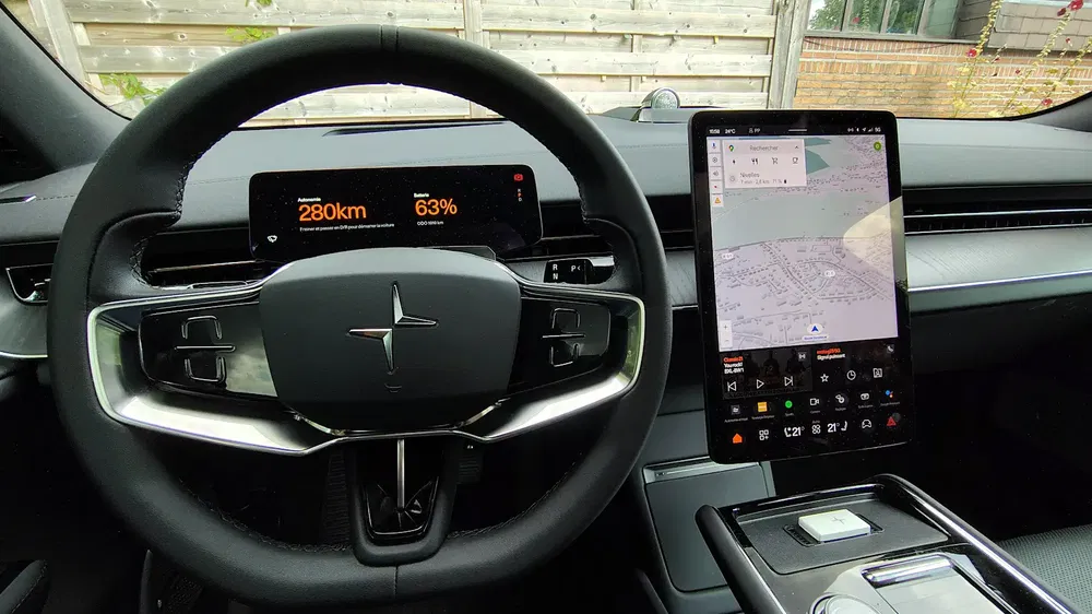 Intérieur d'une Polestar avec volant et écran tactile affichant une carte numérique.