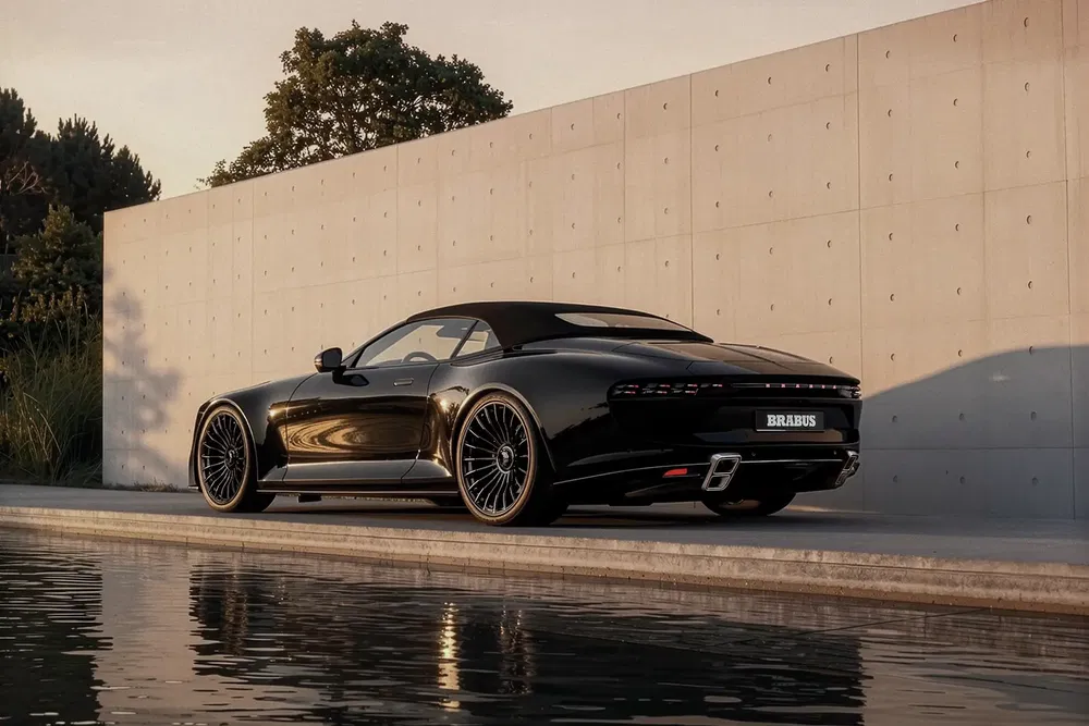 Cabriolet Brabus noir élégant au bord de l'eau avec paroi de béton en arrière-plan.