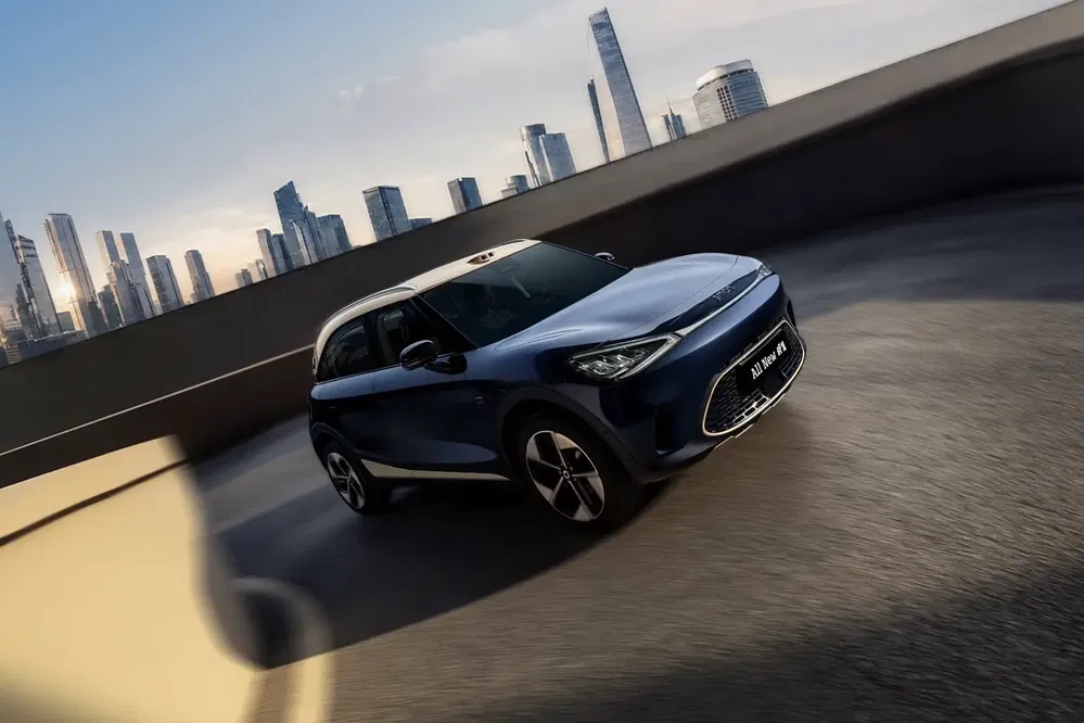 Voiture Smart SUV électrique moderne sur autoroute urbaine avec horizon de gratte-ciels.