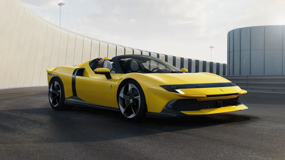 Ferrari jaune décapotable sur piste, design moderne et aérodynamique.