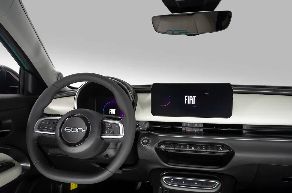 Moderne Fiat 600 interieur met digitaal dashboard en stijlvol stuur.