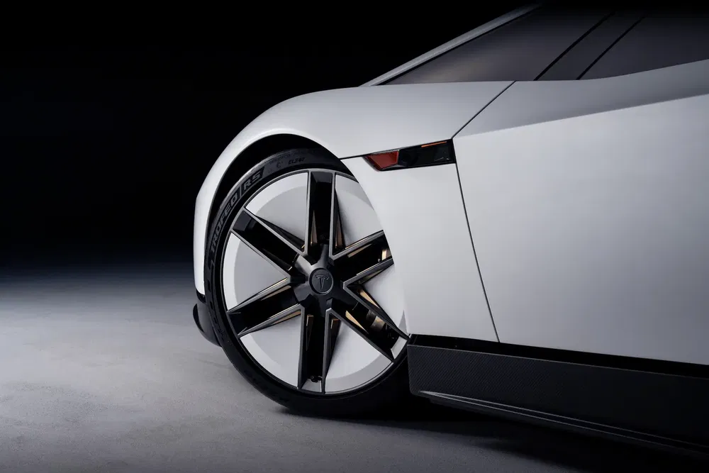 Roues stylisées d'une voiture concept moderne, avec lignes épurées et design futuriste.