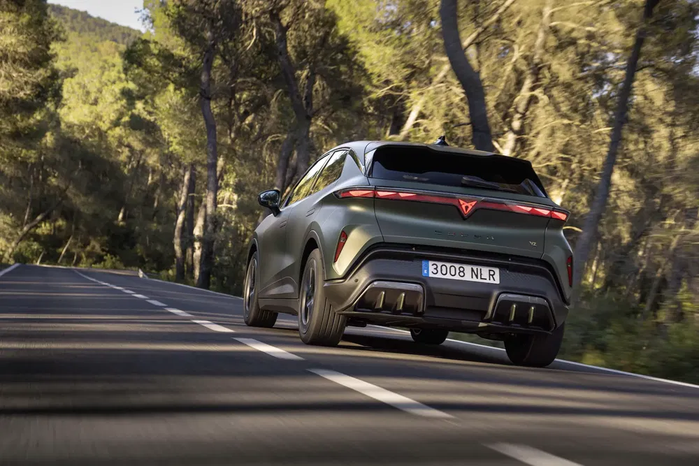 SUV Cupra op bosweg, dynamische achterkant, modern en sportief ontwerp.