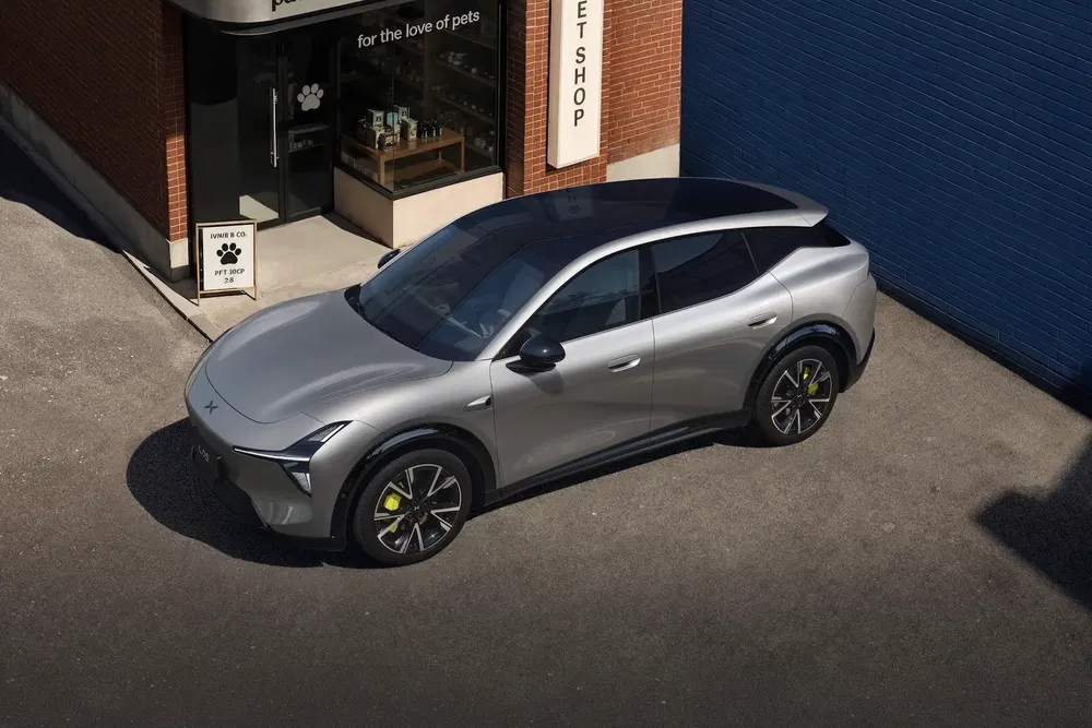 Voiture Polestar 4 grise garée près d'une animalerie, vue de dessus.
