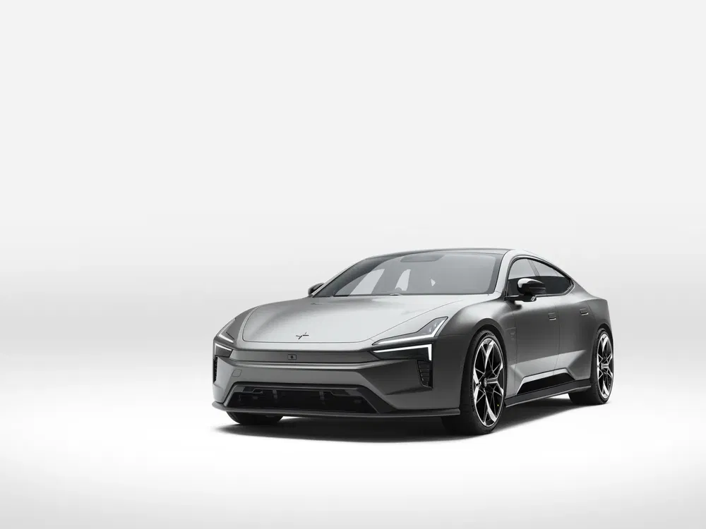 Grijze Polestar 2 elektrische auto met modern design tegen witte achtergrond.