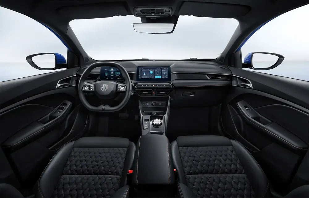 Moderne MG-auto-interieur met digitaal dashboard en zwarte leren stoelen.