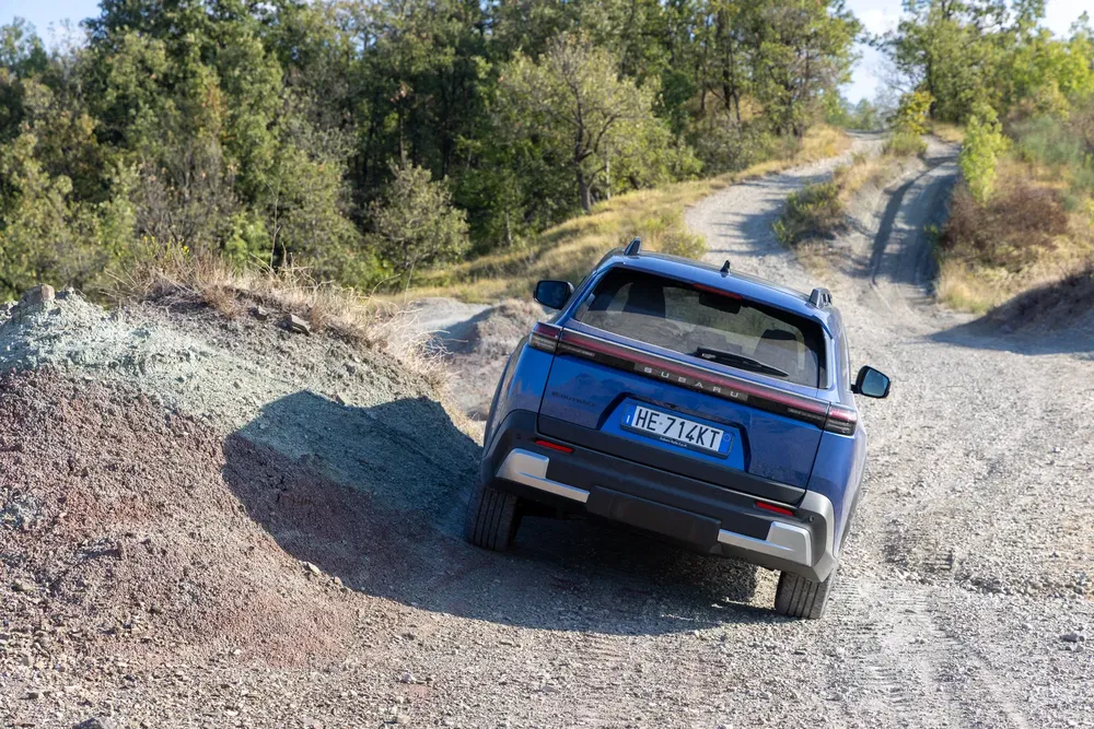SUV Subaru sur chemin de terre sinueux, soulignant capacités tout-terrain et stabilité exceptionnelle.