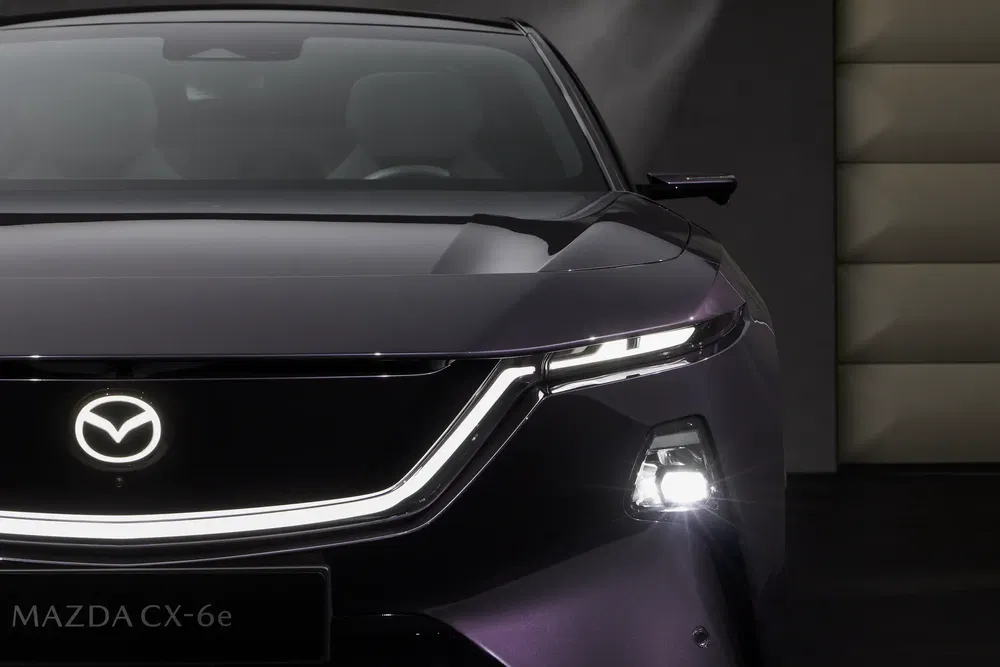 Mazda CX-6e électrique avec feux LED modernes et grille avant élégante.