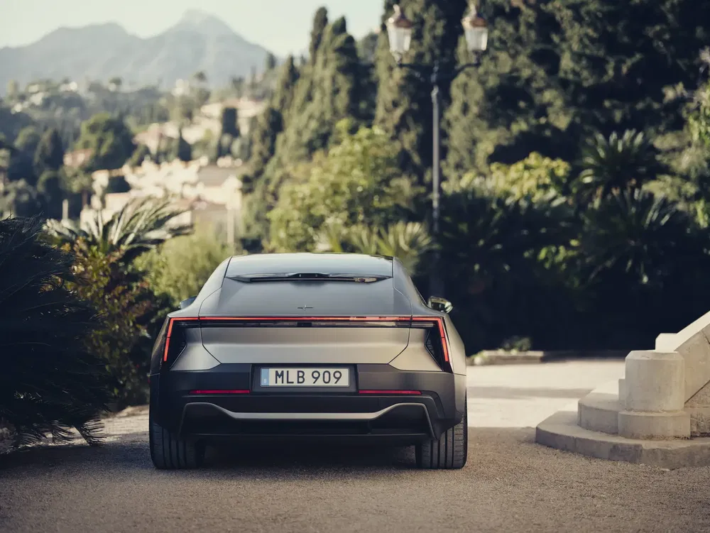 Achterkant van een Polestar met bergachtig landschap, futuristisch design en kenmerkende achterlichten.