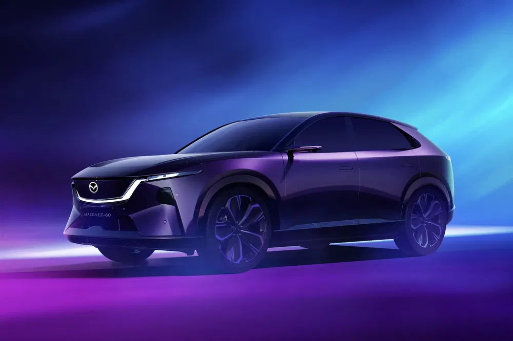 Futuristische Mazda CX-60 in paarse en blauwe verlichting, met strak en modern ontwerp.