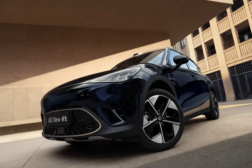 SUV électrique Smart #1 garé, design moderne et jantes en alliage élégantes visibles.