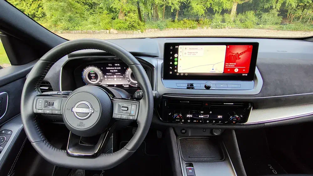Moderne Nissan auto-interieur met touchscreen en multifunctioneel stuur.
