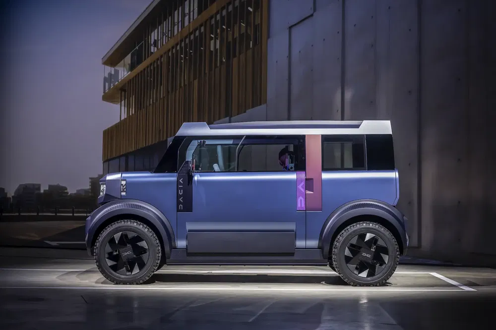 Elektrische Dacia conceptwagen in moderne stedelijke omgeving, innovatief en onderscheidend ontwerp.