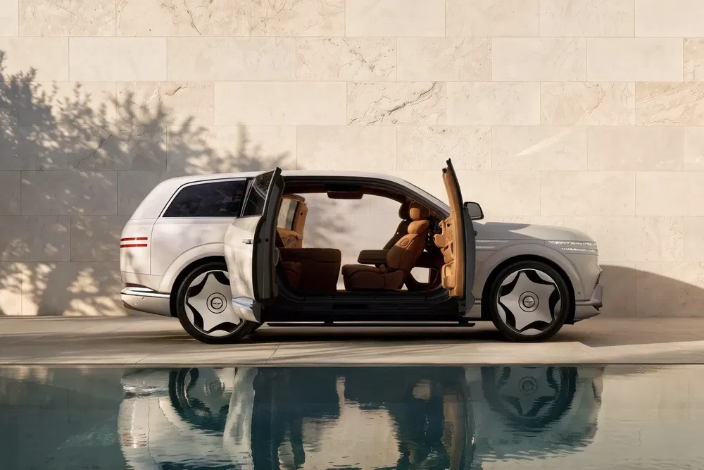 SUV Hyundai électrique avec portes ouvertes, intérieur luxueux marron près d'une piscine.