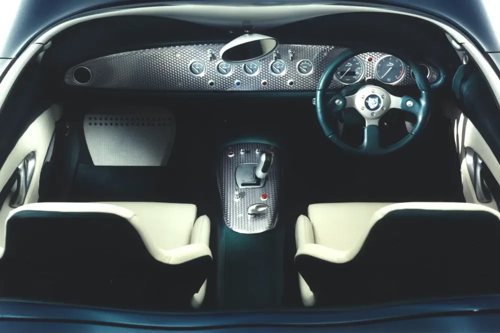 Intérieur luxueux d'une Bugatti Veyron avec tableau de bord en fibre de carbone.