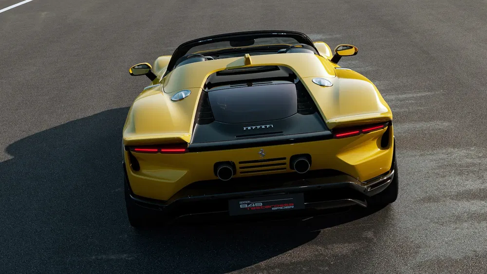 Vue arrière d'une Ferrari 488 GT Modificata jaune sur piste, design aérodynamique distinctif.