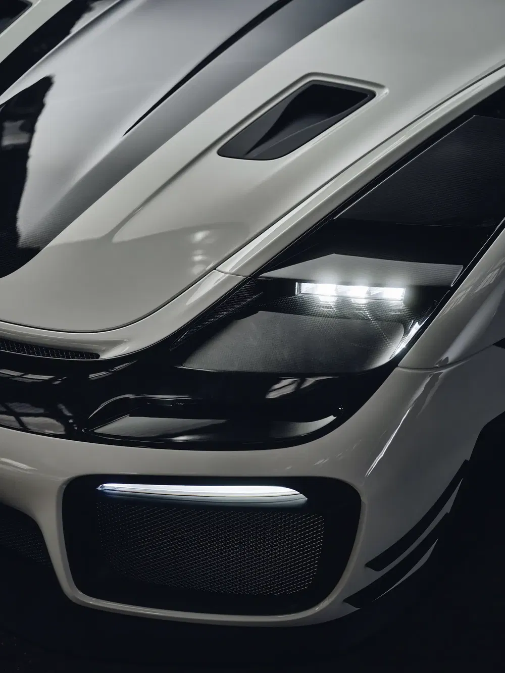 Vue rapprochée d'une Ferrari moderne, mettant en valeur ses phares LED élégants.